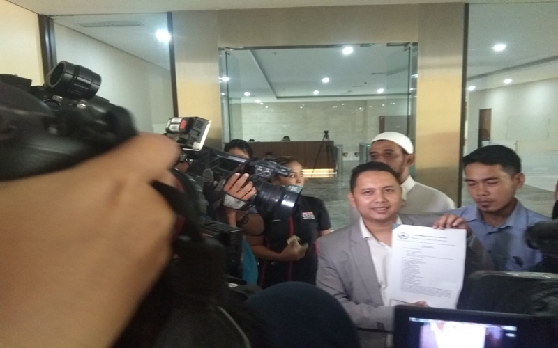 Kuasa hukum Kivlan Zen Pitra Romadoni memperlihat surat laporan polisi terhadap pelapor kliennya