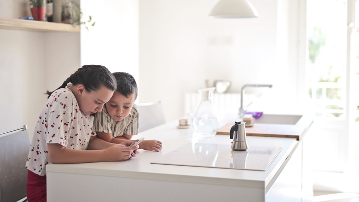 Kendalikan Anak saat Bermain Ponsel