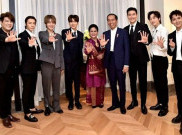 Saling Mengidolakan, Super Junior dan Jokowi Bertukar Tanda Tangan
