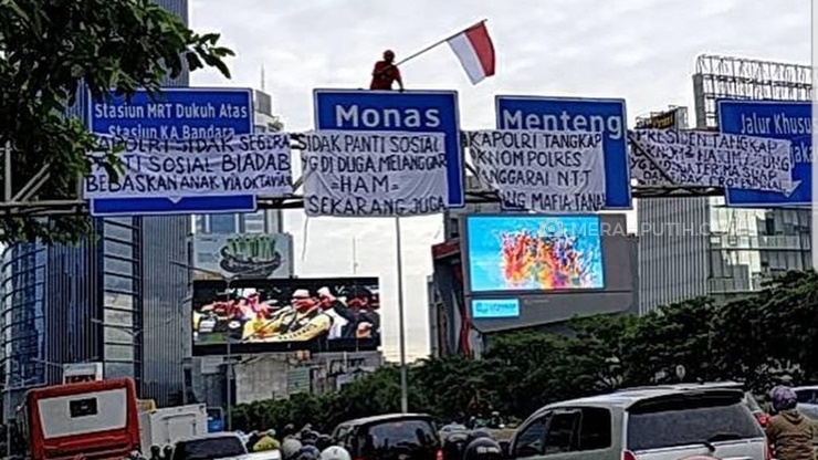 Jakarta Heboh Aksi Agustinus Tuntut Keadilan Panjat Tiang Jalan Dukuh Atas