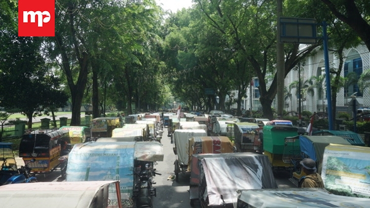 Ratusan Pengemudi Becak Tolak Transportasi Online di Medan