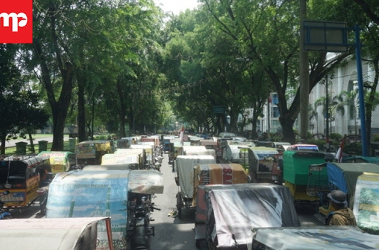 Ratusan Pengemudi Becak Tolak Transportasi Online di Medan