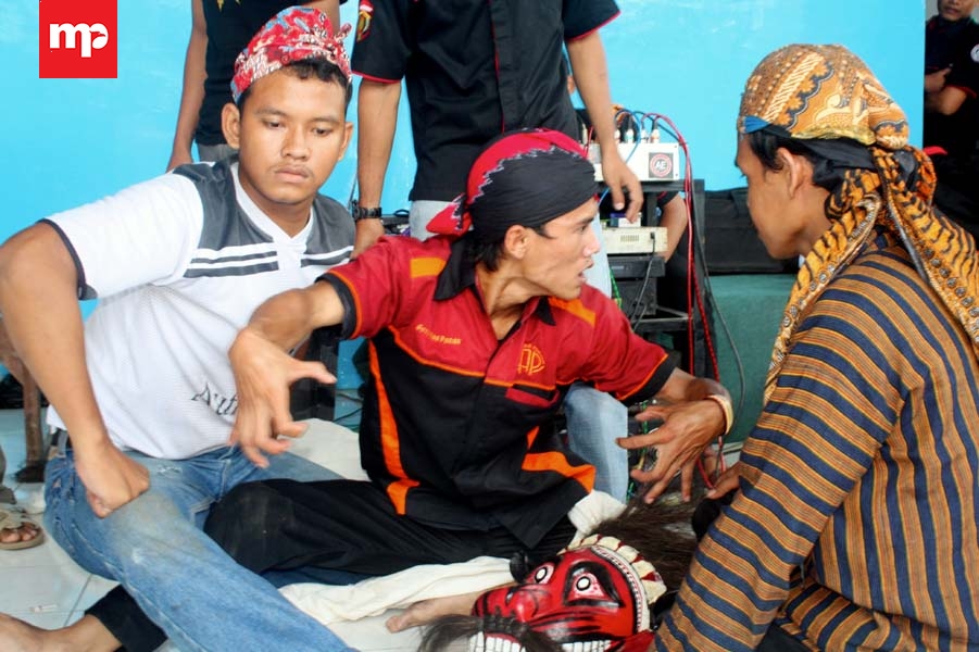 Ini Bahaya yang Mengintai Penari Kuda Lumping Saat Kesurupan 