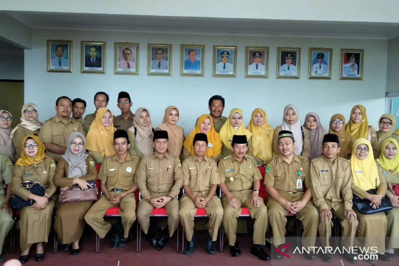 Wali Kota Bandar lampung bersama pengurus Asosiasi Guru Pendidikan Agama Islam (AGPAI) (Antara Lampung/Dian Hadiyatna) (Antara Lampung/Dian Hadiyatna/)