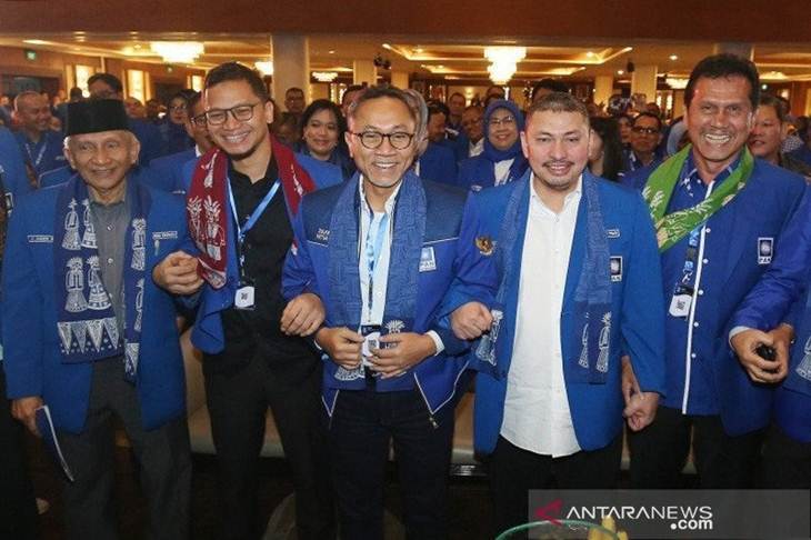 Dokumentasi - Ketua Umum Partai Amanat Nasional (PAN) Zulkifli Hasan (tengah) berfoto bersama dengan Ketua Majelis Kehormatan Amien Rais (kiri), politikus PAN Hanafi Rais (kedua kiri), Asman Abnur (kanan), dan Mulfachri Harahap (kedua kanan) saat hadir pada acara Rakernas V PAN di Jakarta, membahas pelaksanaan Kongres PAN. (ANTARA FOTO/Reno Esnir/wsj)