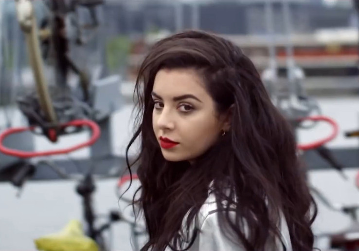 Debut Film Horor Charli XCX, Duet Bareng Supergirl dalam Pembantaian di Kyoto