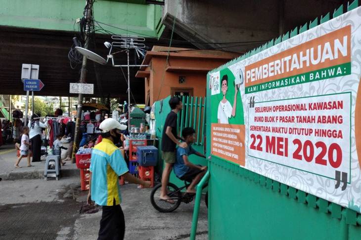 Aktivitas pedagang di trotoar Blok F Pasar Tanah Abang, Jakarta Pusat, Selasa (19/5/2020).(ANTARA/Fauzi Lamboka)