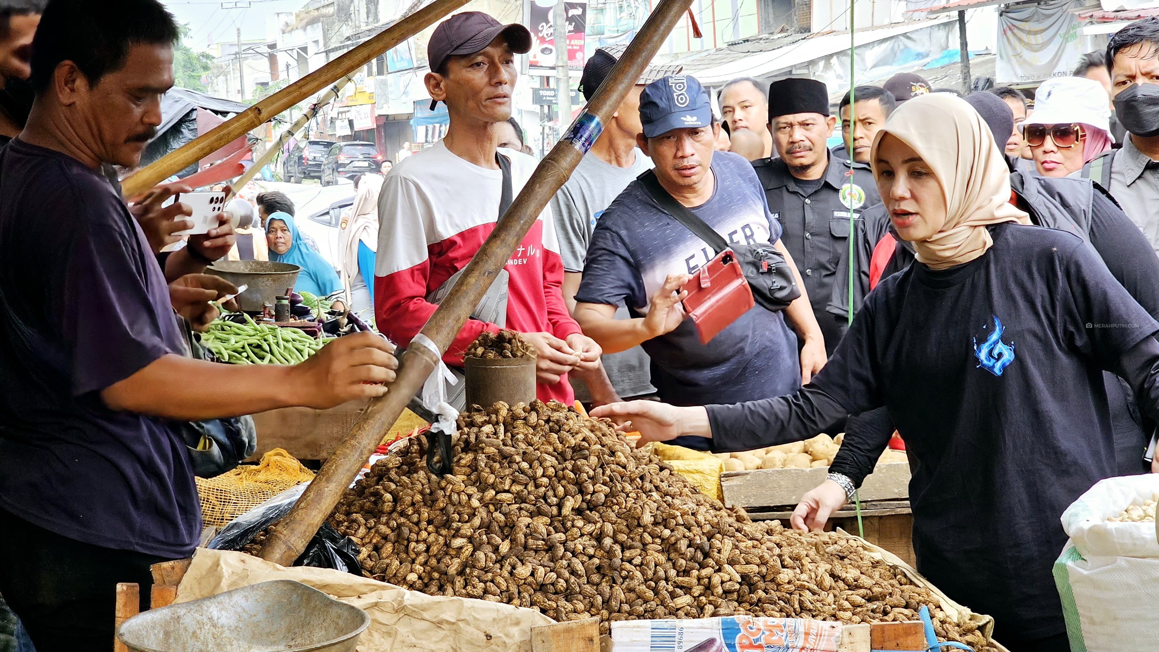 Atikoh Ganjar Cek Harga Dan Serap Aspirasi saat Blusukan di Pasar Rau Serang