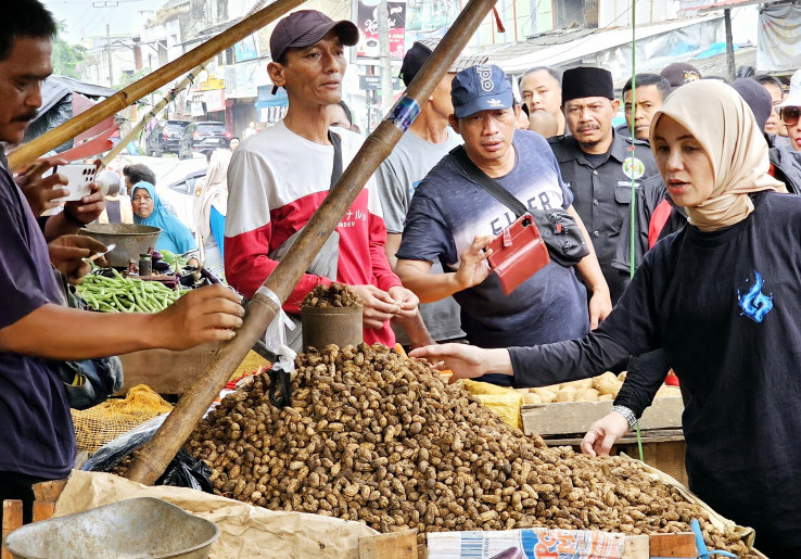 Atikoh Ganjar Cek Harga Dan Serap Aspirasi saat Blusukan di Pasar Rau Serang