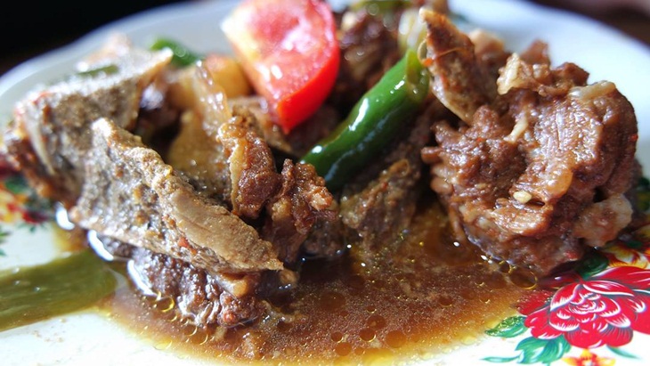 Pindang tulang iga. (Foto: Instagram/warteg.pakgendut)