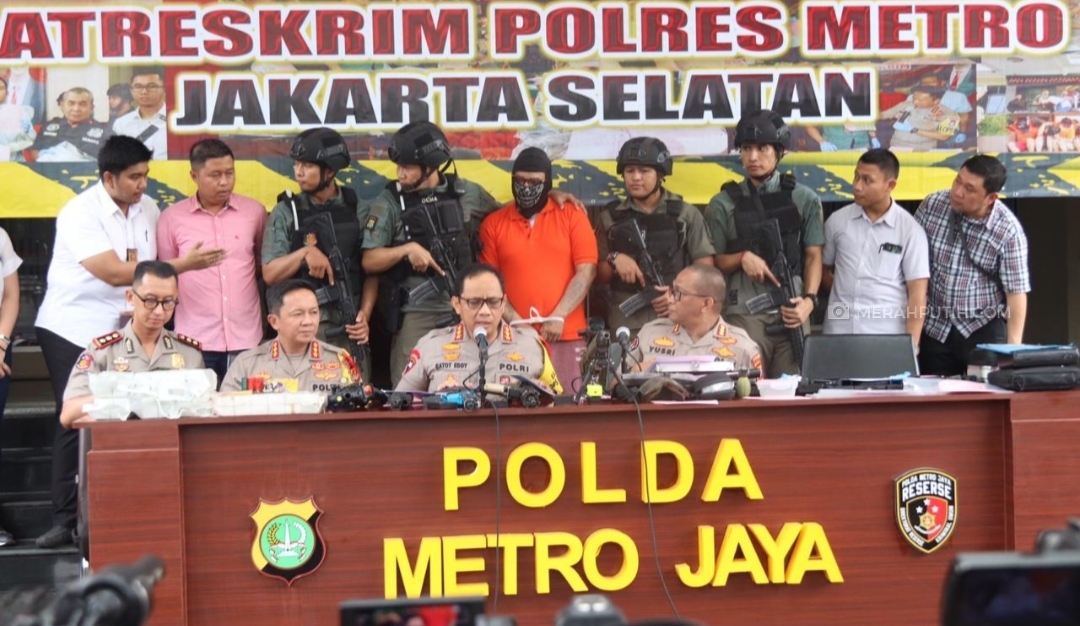 Polisi rilis penangkapan Abdul Malik, 'koboi' Lamborghini di Polres Metro Jakarta Selatan, Selasa (31/12). Foto: MP/Kanu