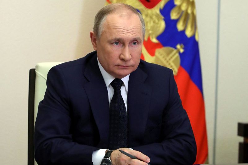 Presiden Rusia Vladimir Putin menghadiri pertemuan dengan anggota pemerintah melalui tautan video di kediaman negara Novo-Ogaryovo di luar Moskow, Rusia 23 Maret 2022. Sputnik/Mikhail Klimentyev/Kremlin via REUTERS
