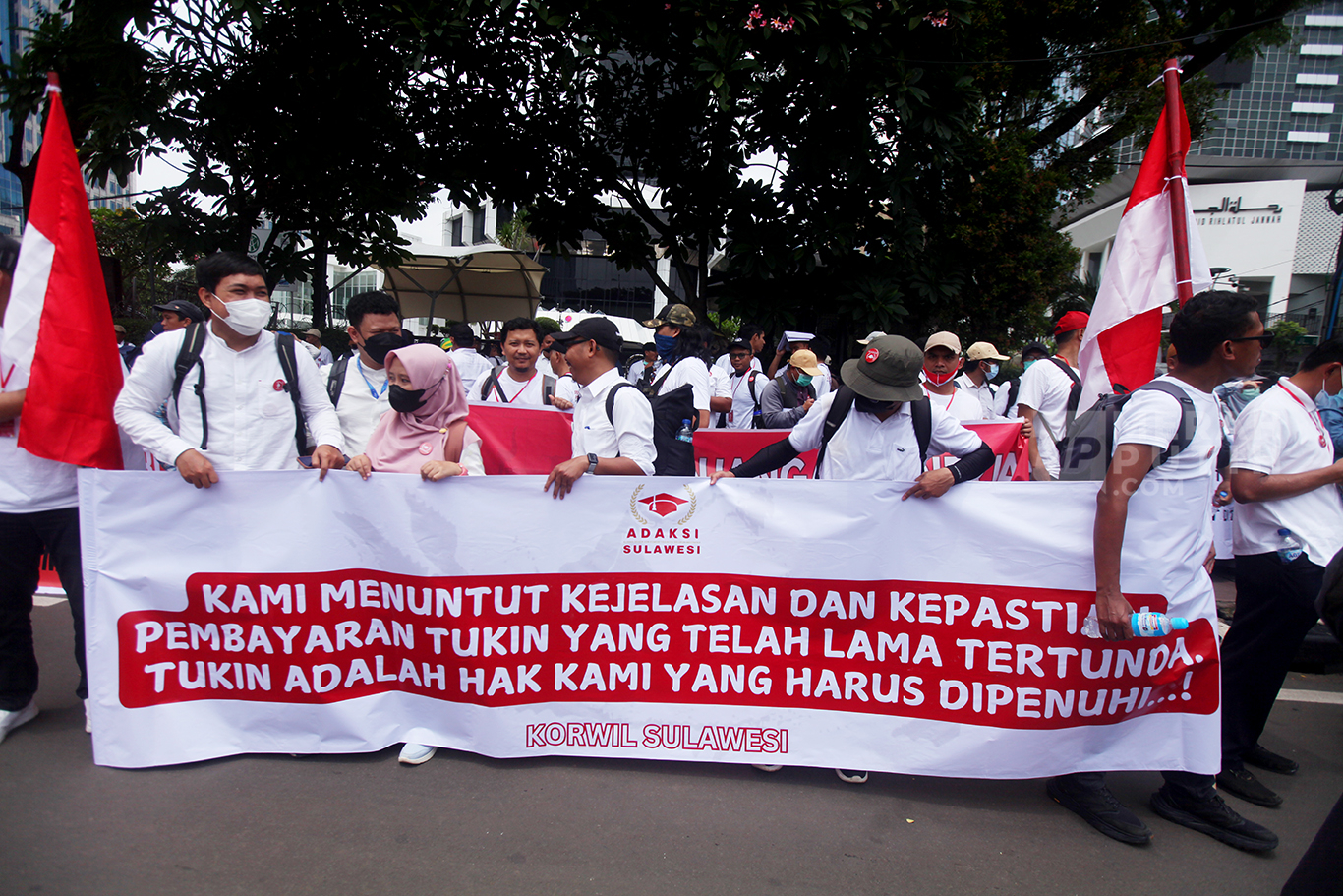 Dosen yang tergabung dalam Aliansi Dosen ASN Kemdiktisaintek Seluruh Indonesia (ADAKSI) membawa spanduk saat menggelar aksi di kawasan Patung Kuda, Jakarta, Senin (3/2/2025).