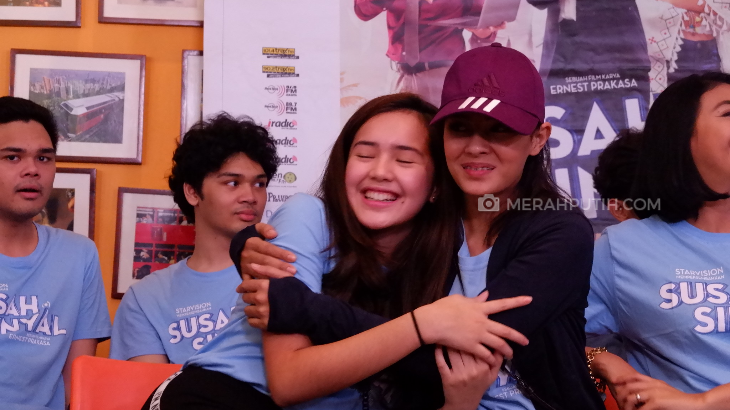 Main Film Bareng Pacar, Angie Ang Merasa Beruntung