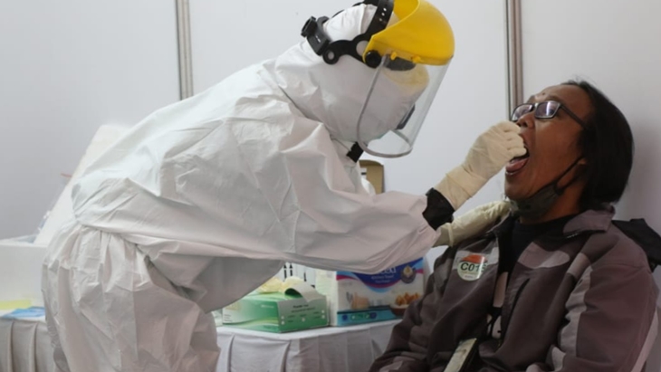  Pemkot Solo mengadakan test swab massal di Balai Kota Solo, Jawa Tengah, Sabtu (18/7). (MP/Ismail)