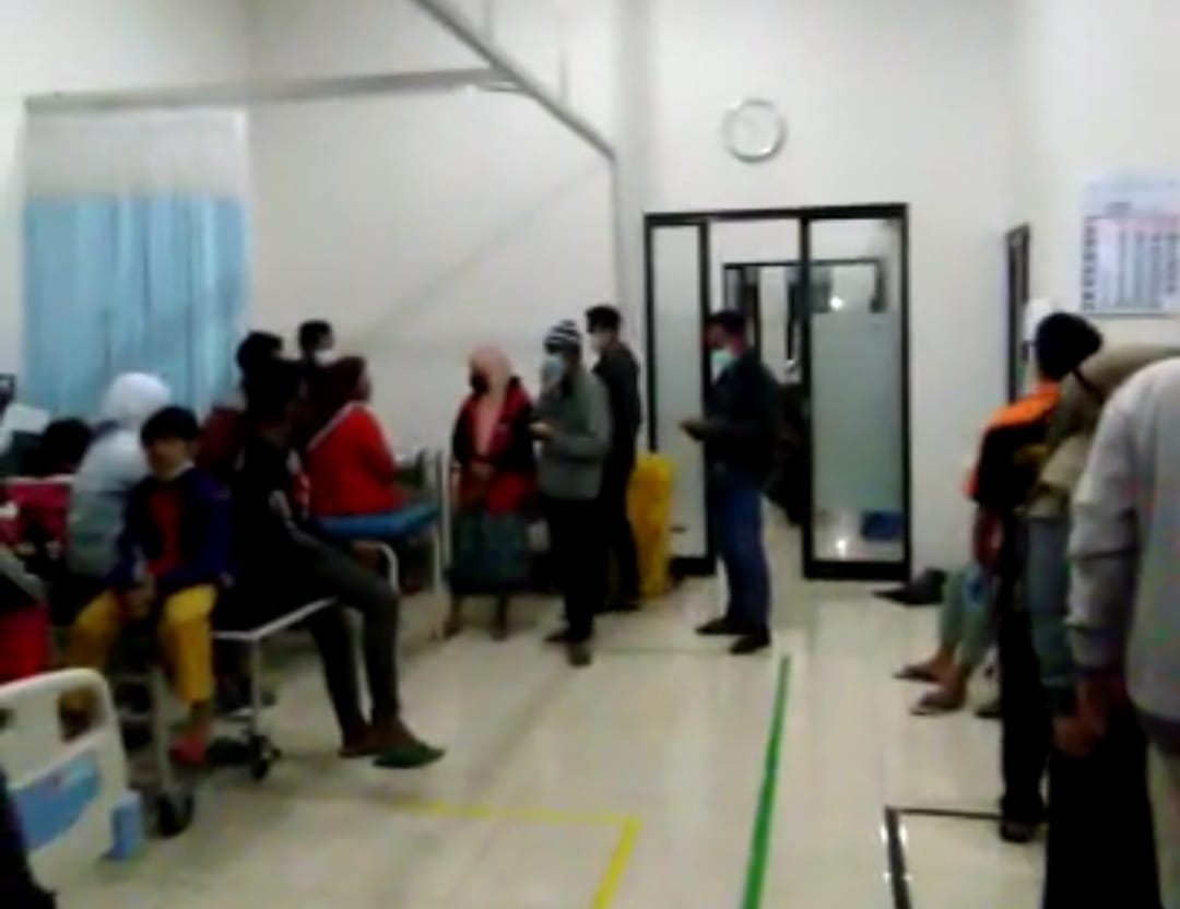 Warga Desa Gerdu, Kecamatan Karangpandan, Kabupaten Karanganyar, Jawa Tengah keracunan takjil dirawat di puskesmas, Senin (10/5). (MP/Ismail)