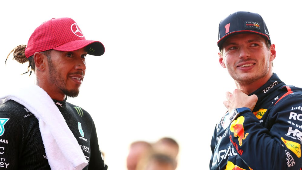 Verstappen Sebut Hamilton Terburu-buru Pindah ke Ferrari