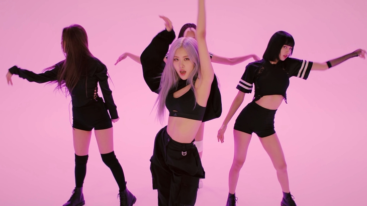 Celana kargo hitam menjadi gaya andalan Rose dari BLACKPINK. (Foto: YouTube/BLACKPINK)