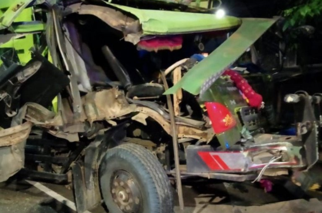 Konvoi Truk Pengangkut Sampah Kecelakaan di Rawamangun