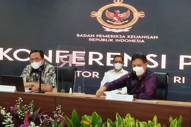 Menteri Kesehatan Budi Gunadi Sadikin (kanan) menyampaikan keterangan pers terkait persoalan kelebihan transfer insentif tenaga kesehatan di Gedung BPK RI di Jakarta, Senin (1/11/2021). (ANTARA/Andi Firdaus)