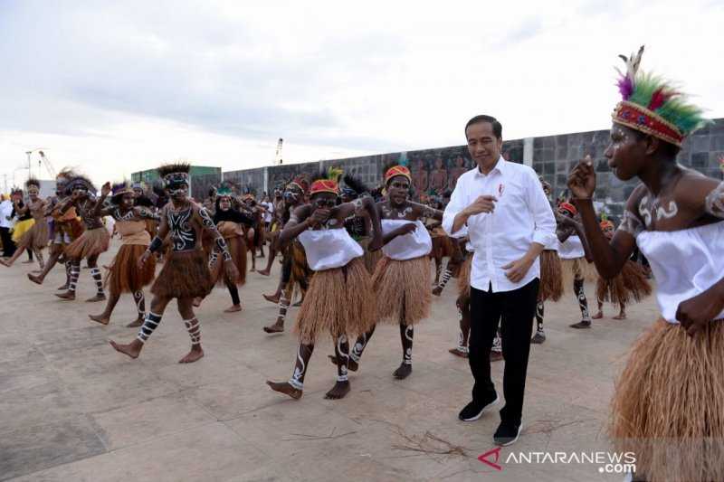 Presiden Joko Widodo ikut menari saat kunjungan kerjanya ke di Kabupaten Kaimana, Provinsi Papua Barat, Minggu (27/10/2019) (Biro Pers dan Media Setpres RI)
