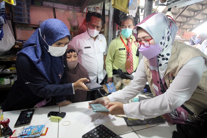 Launching e-retribusi di Bank BJB Sumber, Kabupaten Cirebon. (Foto: MP/Mauritz)