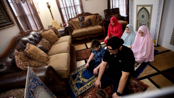 Tunaikan Puasa dan Sambut Idul Fitri, Warga Muslim AS Buat 'Masjid Mini' di Rumah