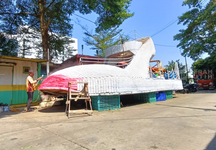 Perahu Daur Ulang Limbah Botol Plastik Siap Berlaga di Festival Ciliwung Jakarta