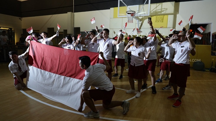 Rayakan Hari Jadi, Staf Celebrity Fitness Teras Kota Pakai Seragam Sekolah
