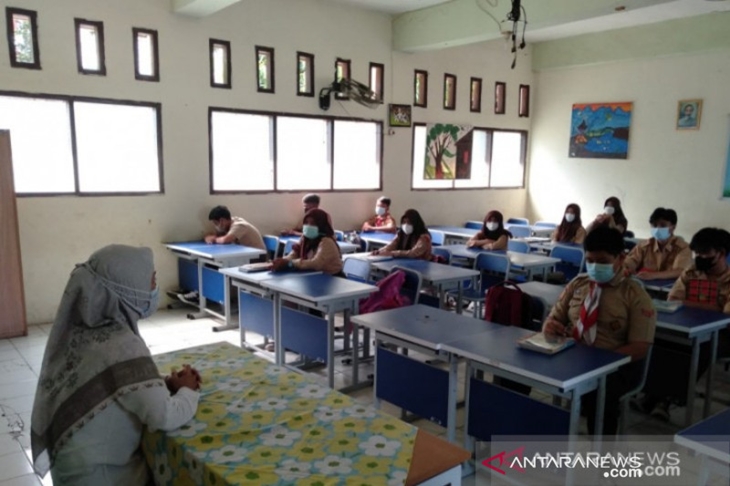Wakil Ketua DPRD Kepulauan Bangka Belitung Amri Cahyadi meminta peerintah daerah se-Provinsi Kepulauan Babel untuk menggencarkan tracing dan traking guna mencegah penularan COVID-19 klaster pemberlakuan tatap muka (PTM) di sekolah. (Aprionis)