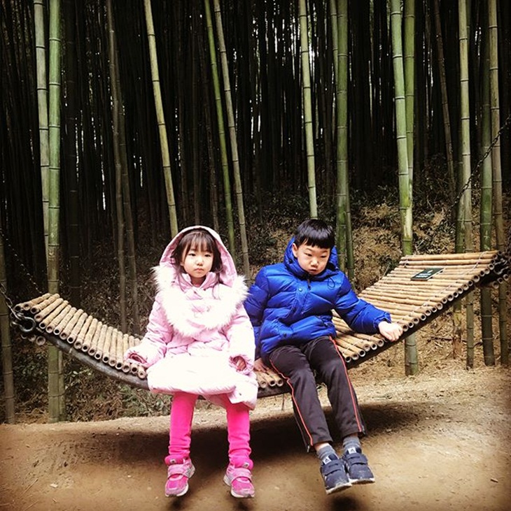 Anak-anak bermain di kawasan wisata Juknokwon Bamboo Park. (Foto: instagram.com/fallen4u78)
