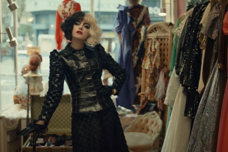 Penampilan Emma Stone di 'Cruella' Bisa Jadi Inspirasi Gaya Berpakaian