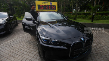 Mobil Listrik Premium BMW Jadi Sustainable Mobility Partner Maybank Marathon 2025 