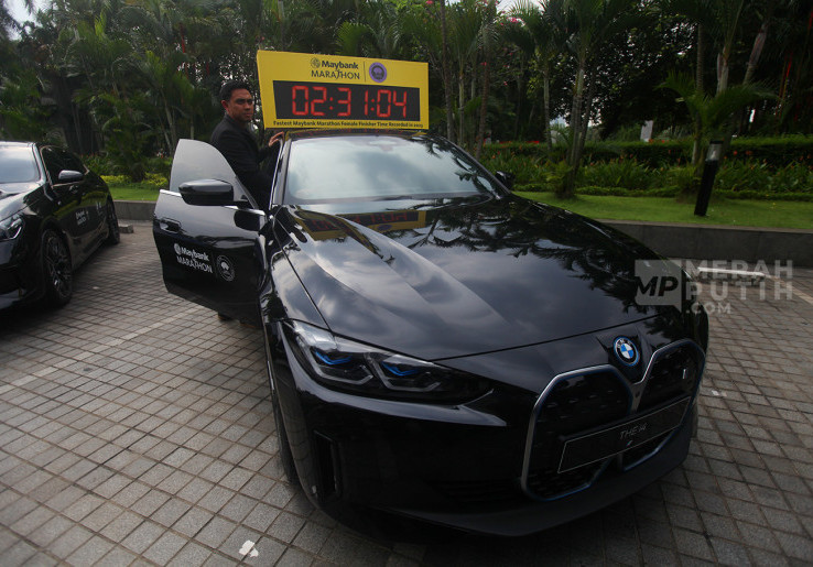 Mobil Listrik Premium BMW Jadi Sustainable Mobility Partner Maybank Marathon 2025 