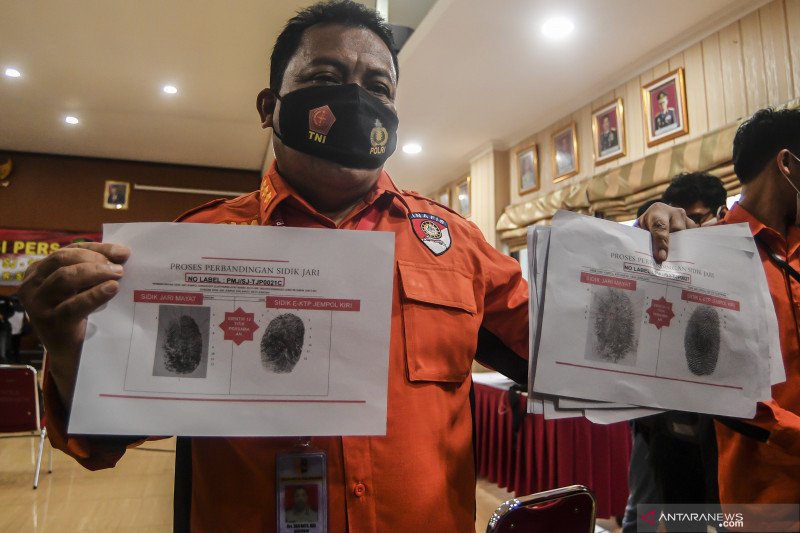 Kabid Topol Pusinafis Bareskrim Polri Kombes Sriyanto menunjukkan data sidik jari dari dua korban kecelakaan pesawat Sriwijaya Air nomor penerbangan SJ182 atas nama Indah Halimah Putri dan Agus Winarni saat konferensi pers di RS Polri Kramatjati, Jakarta, Rabu (13/1/2021). ANTARA FOTO/Muhammad Adimaja/aww.
