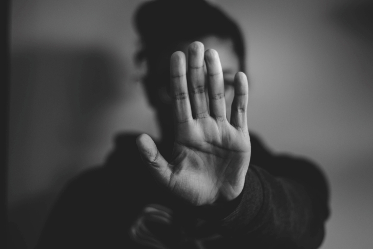 Jauhkan kritik batin dari dalam pikiran kita. (Foto: Unsplash/Nadine Shaabana)