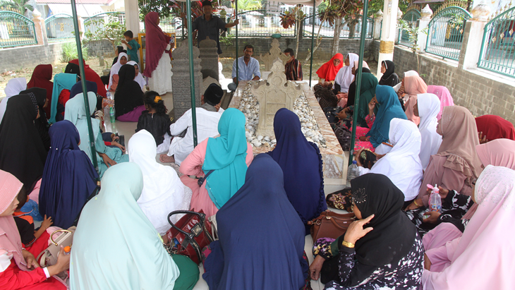 Warga berziarah ke makam Sultan pertama kerajaan Islam pertama di nusantara Samudera Pasai di komplek Sultan Malikussaleh Desa Beuringin, Kecamatan Samudera, Aceh Utara, Aceh, Senin (26/3). Sultan Malikussaleh dengan nama aslinya Meurah Silu merupakan raja pertama Samudera Pasai yang mendirikan kerajaan Islam pertama di Nusantara pada tahun 1267 sampai 1297. ANTARA FOTO/Syifa Yulinnas/aww/18.