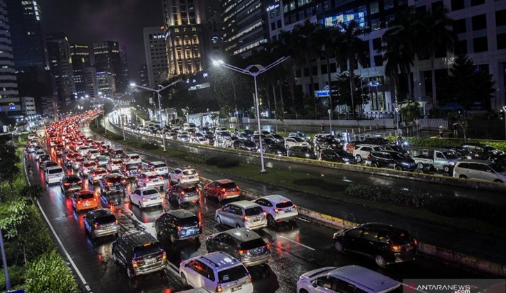 Sejumlah kendaraan terjebak kemacetan di Jalan Jenderal Sudirman, Jakarta, Senin (16/3/2020). (ANTARA FOTO/Galih Pradipta/aww)