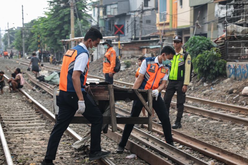 PT KAI Ingatkan Warga Tidak Buang Sampah di Rel, Bisa Didenda Rp 100 Juta