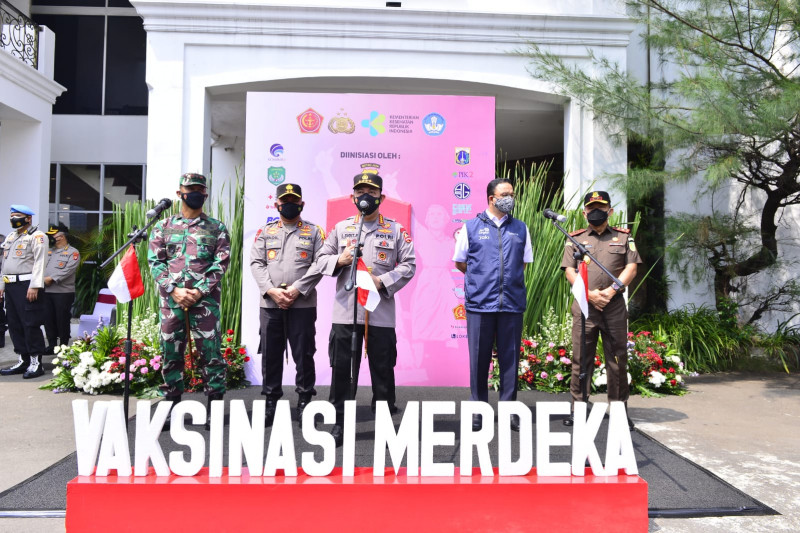 Kapolri Jenderal Pol Listyo Sigit Prabowo (tengah) didampingi Gubernur DKI Jakarta Anies Baswedan dan Kapolda Metro Jaya Irjen Pol Fadil Imran meluncurkan Vaksinasi Merdeka dalam rangka mencapai target herd immunity menyambut Hari Kemerdekaan RI 17 Agustus, peluncuran berlangsung di Polda Metro Jaya, Jakarta, Minggu (1/8/2021). (ANTARA/HO-Divisi Humas Polri)