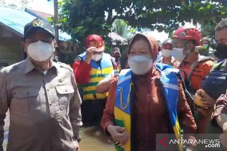Caption: Mentri Sosial Tri Rismaharini saat meninjau kondisi banjir yang terjadi di Kabupaten Sintang wilayah Kalimantan Barat. ANTARA FOTO/HO-Tantra (Teofilusianto Timotius)