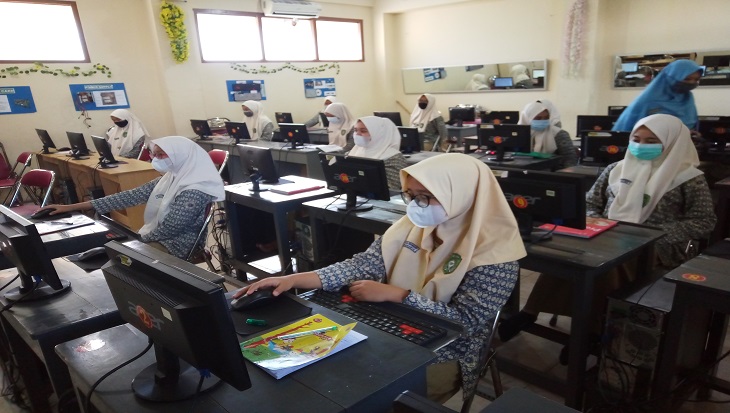 Komisi IV DPRD Solo, Jawa Tengah memantau pelaksanaan PTM di SMP Islam Diponegoro, Rabu (24/3). (MP/Ismail)