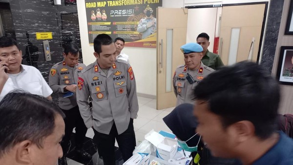 Puluhan Polisi di Polres Jakbar Jalani Tes Urine Dadakan, Cari Pengguna Narkoba