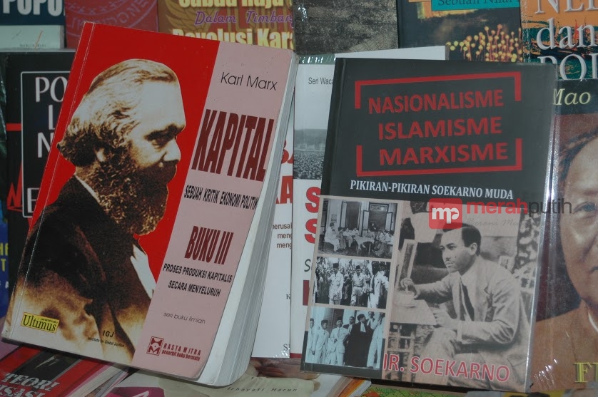 Ilustrasi buku-buku yang terkait paham komunis