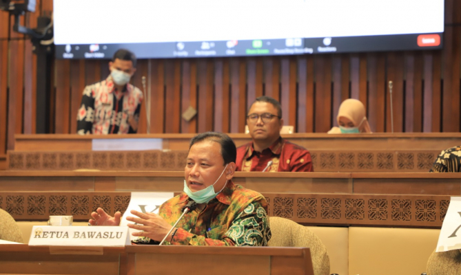 Ketua Bawaslu Abhan menghadiri RDP terkait PKPU Pemungutan dan Penghitungan Suara, dan Rekapitulasi serta Penetapan Hasil Pemilihan bersama Komisi II DPR dan KPU, di Gedung Parlemen Senayan Jakarta, Kamis (12/11/2020)/foto: Irwan (Humas Bawaslu RI).