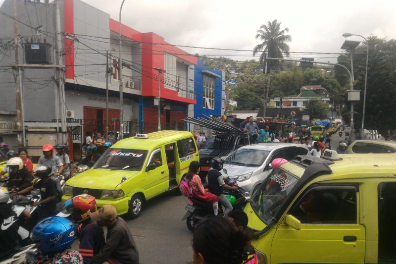 Gempa 3 Hari Berturut, Warga Ambon Panik Takut Tsunami