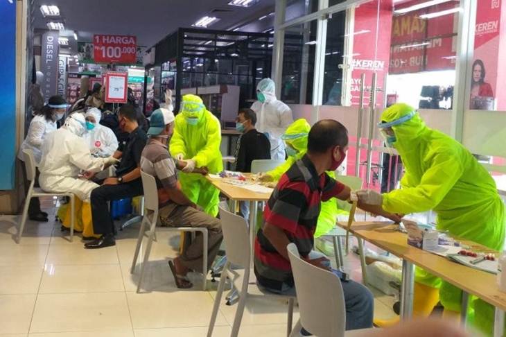 Suasana tes cepat corona di pusat perbelanjaan di Kabupaten Kudus, Jawa Tengah, Jumat (22/5/2020). (ANTARA/HO-DKK)