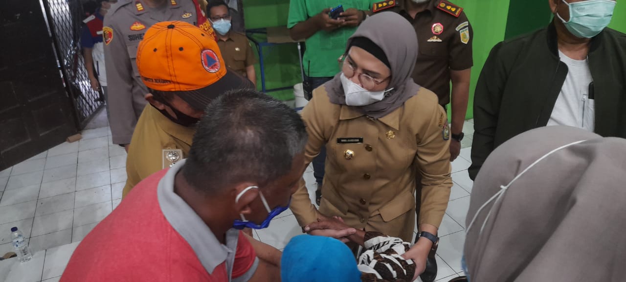Bupati Indramayu Nina Agustina mengunjungi korban luka-luka kebakaran kilang minyak Balongan. Foto: MP/Mauritz