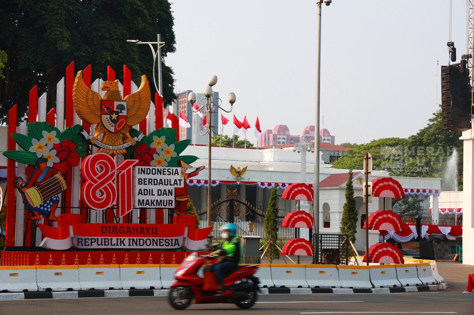 Jelang HUT ke-81 RI, Istana Merdeka Dipoles Nuansa Merah Putih 