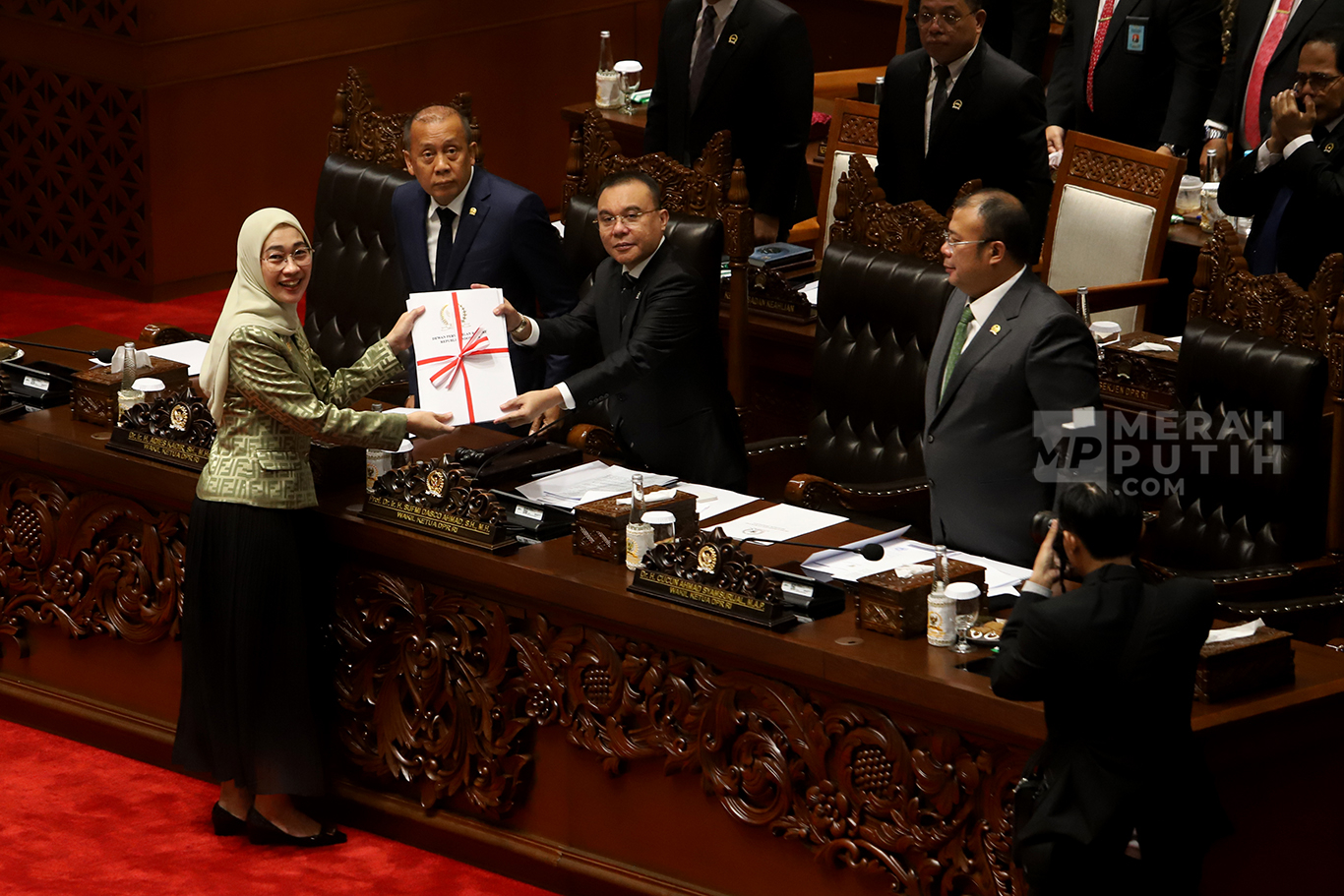 Ketua Komisi VI DPR RI Anggia Ermarini menyerahkan laporan pemerintah kepada Wakil Ketua DPR Sufmi Dasco Ahmad (kanan) disaksikan Wakil Ketua DPR Adies Kadir (kedua kanan) dan Saan Mustopa (ketiga kanan) saat Rapat Paripurna ke-12 Masa Persidangan II Tahun Sidang 2024-2025 di Kompleks Parlemen, Senayan, Jakarta, Selasa (4/2/2025).